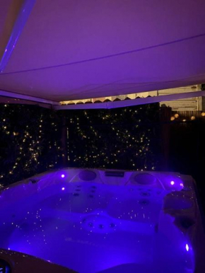 Dinbnb Homes I #1 BNB in Bergen I Jacuzzi & Parking & Location